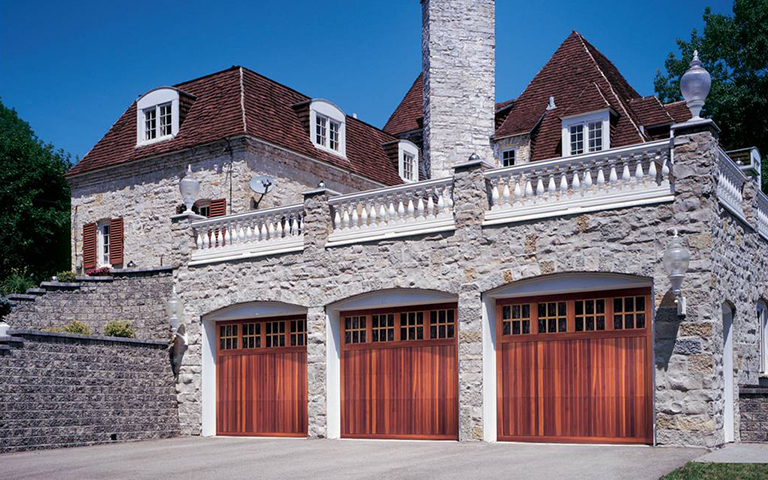 霍州陽(yáng)光小區(qū)實(shí)木車庫(kù)門