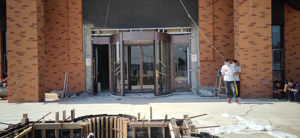 2020清徐仿銅旋轉(zhuǎn)門安裝現(xiàn)場(chǎng)