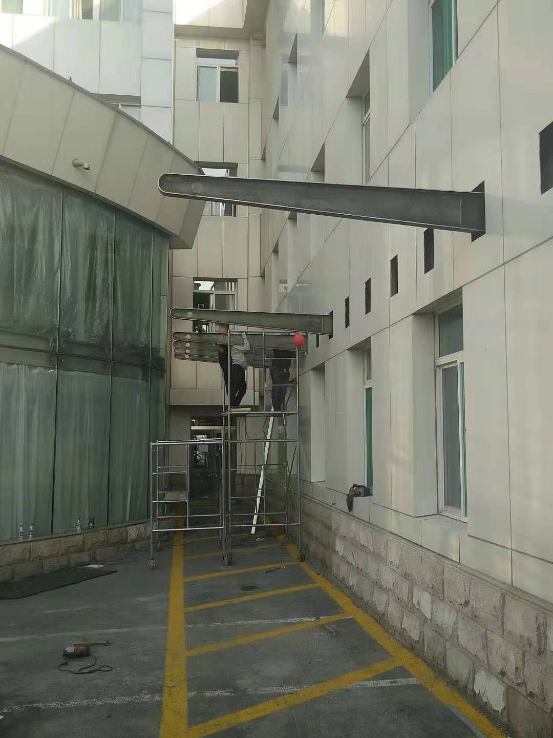 2020山大二院玻璃雨棚施工現(xiàn)場(chǎng)