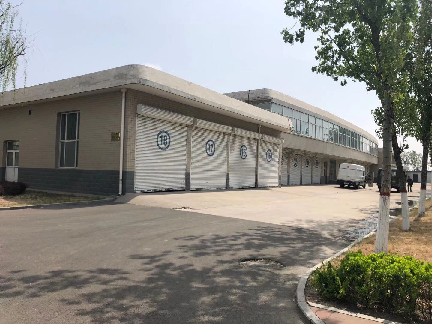 2020省武警基地車隊(duì)提升門及卷閘門安裝現(xiàn)場(chǎng)