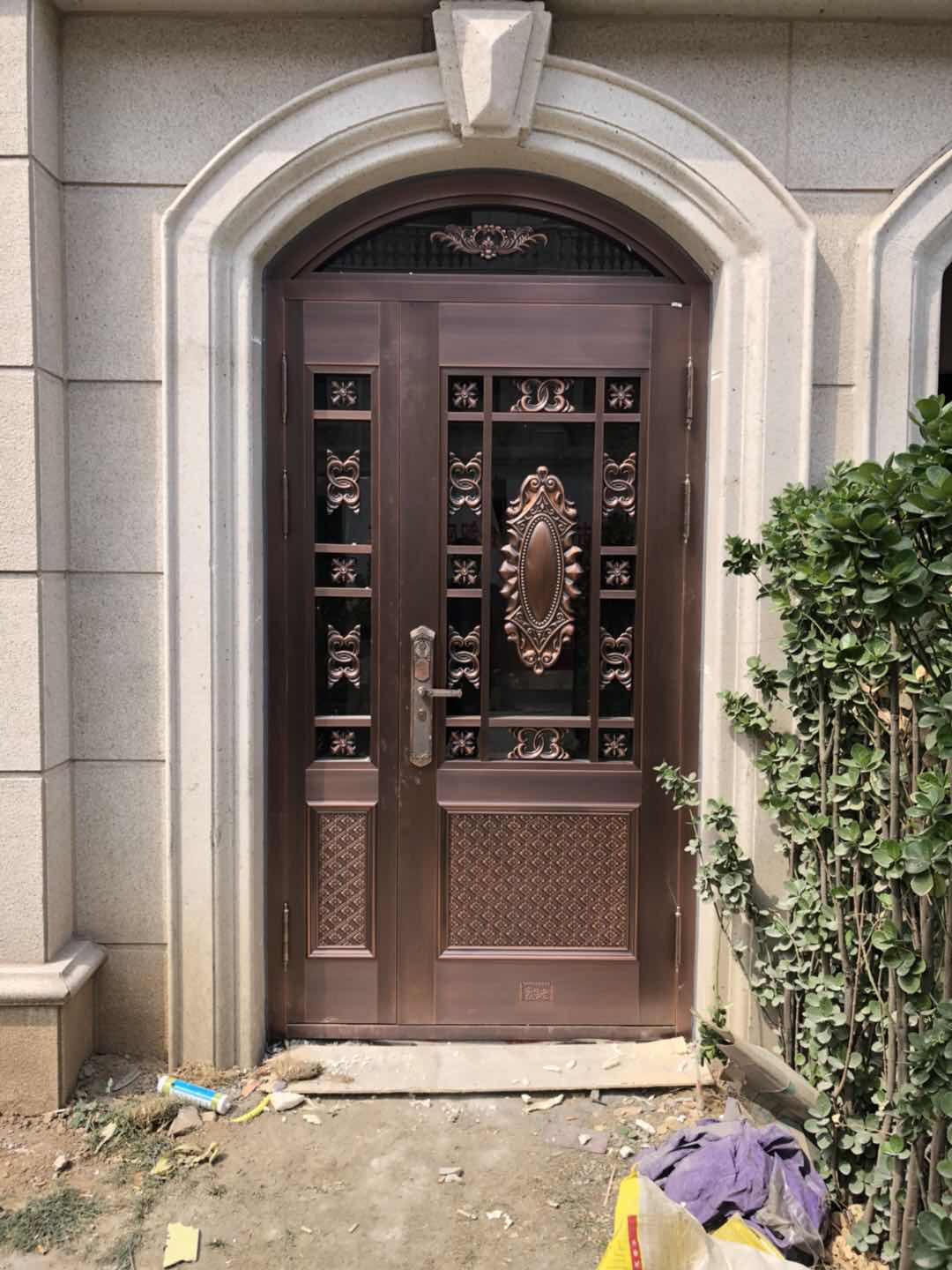 2020陽(yáng)光翡麗灣銅門安裝現(xiàn)場(chǎng)